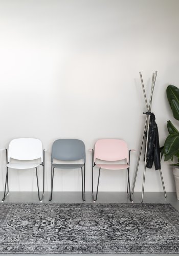 WHITE LABEL LIVING Stacks spisebordsstol, stabelbar, m. armln - lyserd polypropylen og stl