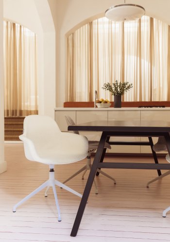 ZUIVER Albert Kuip spisebordsstol, m. armln og drejefunktion - hvid polyester og hvid aluminium