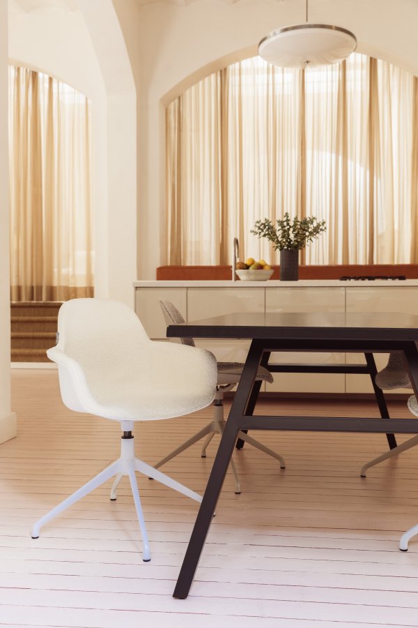 ZUIVER Albert Kuip spisebordsstol, m. armln og drejefunktion - hvid polyester og hvid aluminium