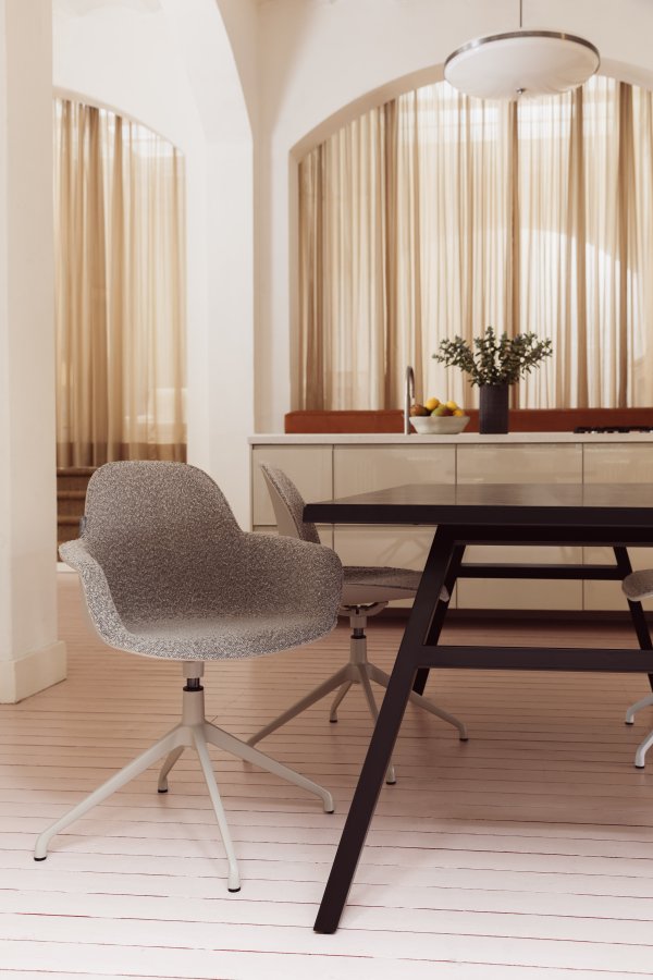 ZUIVER Albert Kuip spisebordsstol, m. armln og drejefunktion - taupe polyester og taupe aluminium