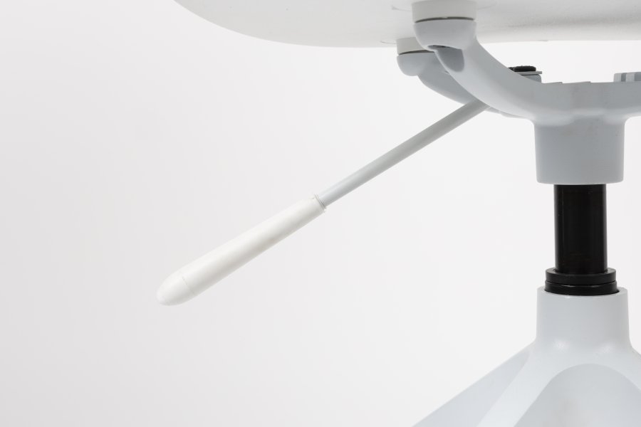 ZUIVER Albert Kuip kontorstol, m. armln og hjul - hvid polyester og hvid aluminium