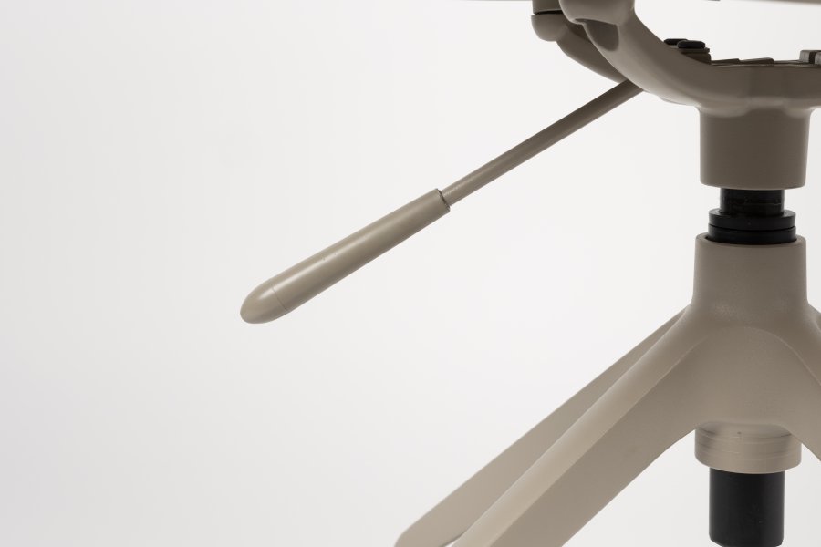 ZUIVER Albert Kuip kontorstol, m. armln og hjul - taupe polyester og taupe aluminium