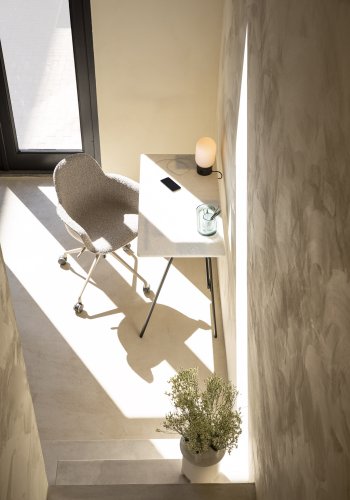 ZUIVER Albert Kuip kontorstol, m. armln og hjul - taupe polyester og taupe aluminium