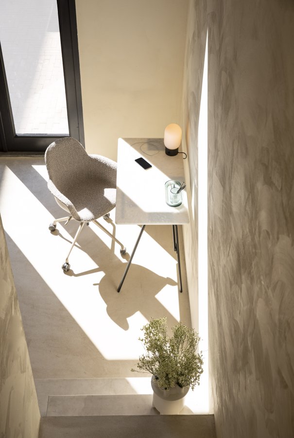 ZUIVER Albert Kuip kontorstol, m. armln og hjul - taupe polyester og taupe aluminium