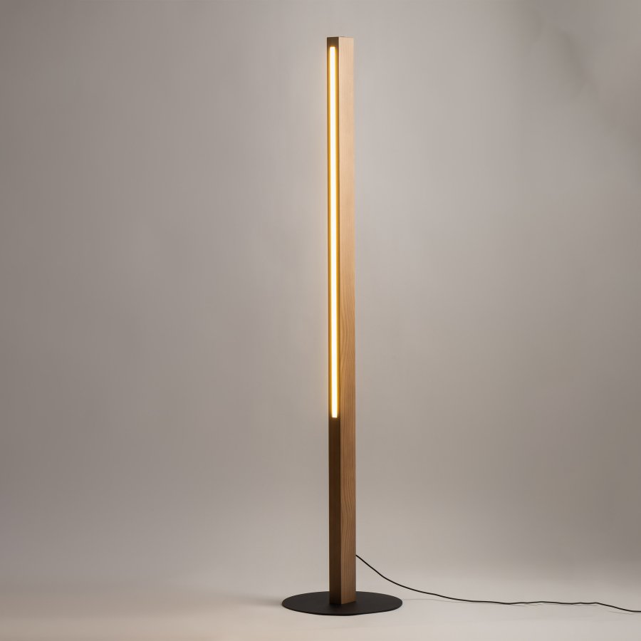 TK Teo LED gulvlampe - natur tr og sort metal