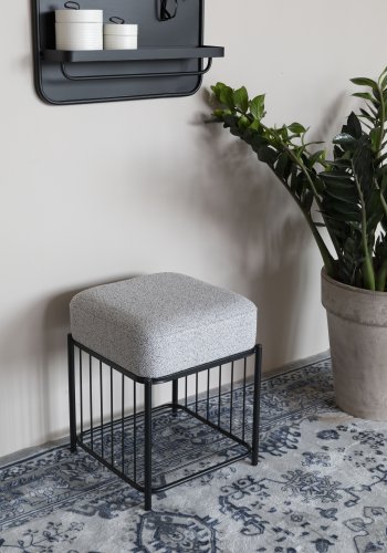 WHITE LABEL LIVING Milou skammel, m. hylde - gr polyester og jern (35x35)