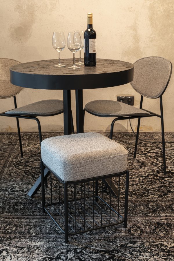 WHITE LABEL LIVING Milou skammel, m. hylde - gr polyester og jern (35x35)