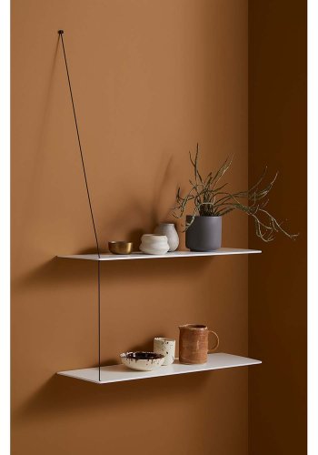 WOUD Stedge tilfjelseshylde - hvid egetr og metal (60 cm)