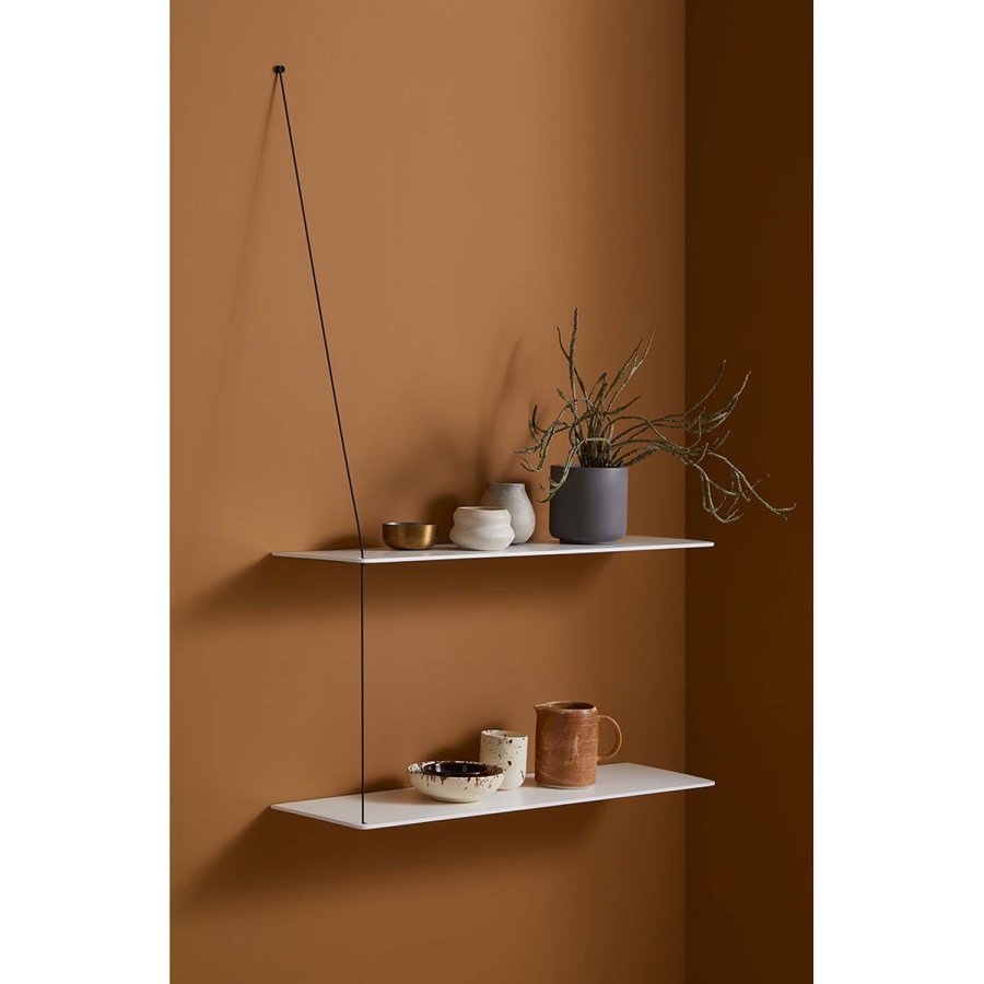 WOUD Stedge tilfjelseshylde - hvid egetr og metal (60 cm)