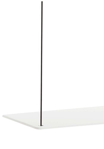 WOUD Stedge tilfjelseshylde - hvid egetr og metal (60 cm)