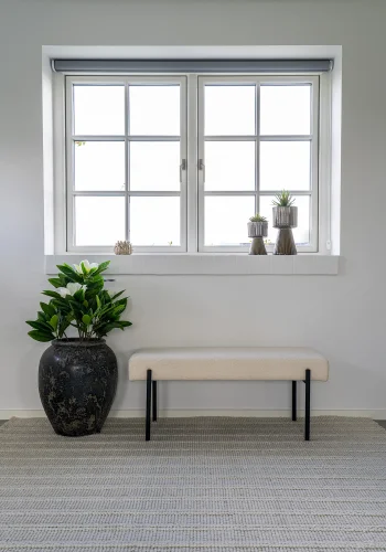 HOUSE NORDIC Swindon bnk, rektangulr - hvid bouclé polyester stof og sort metal (100x36)