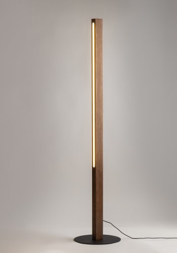 TK Teo LED gulvlampe - valnddefarvet tr og sort metal