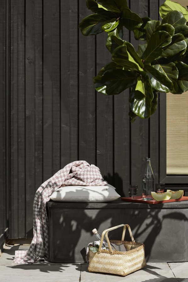 BROSTE COPENHAGEN Fiber havebnk, m. opbevaring - charcoal fibercement (103,5x48)