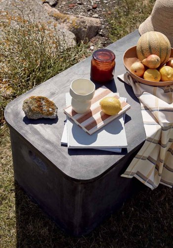 BROSTE COPENHAGEN Fiber havebnk, m. opbevaring - charcoal fibercement (103,5x48)