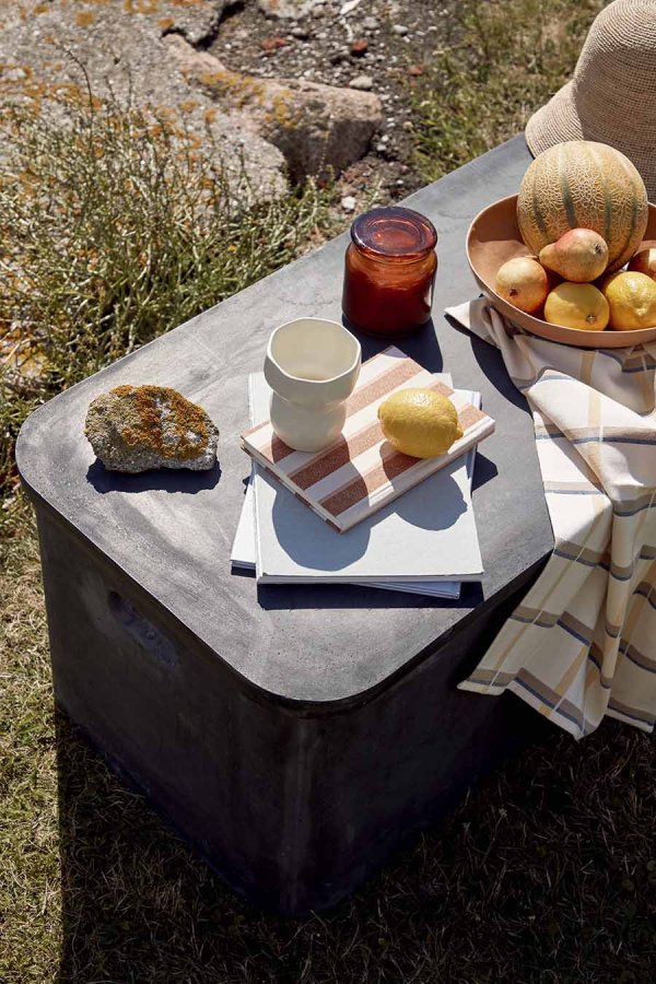 BROSTE COPENHAGEN Fiber havebnk, m. opbevaring - charcoal fibercement (103,5x48)