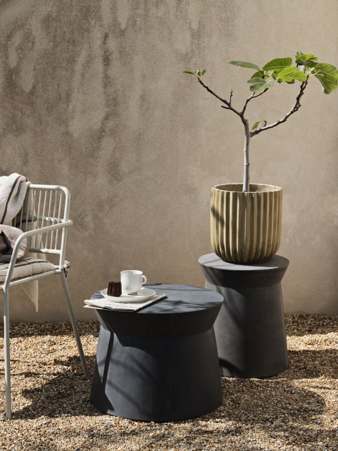 BROSTE COPENHAGEN Fiber udendrs sidebord, rund - charcoal fibercement (50)