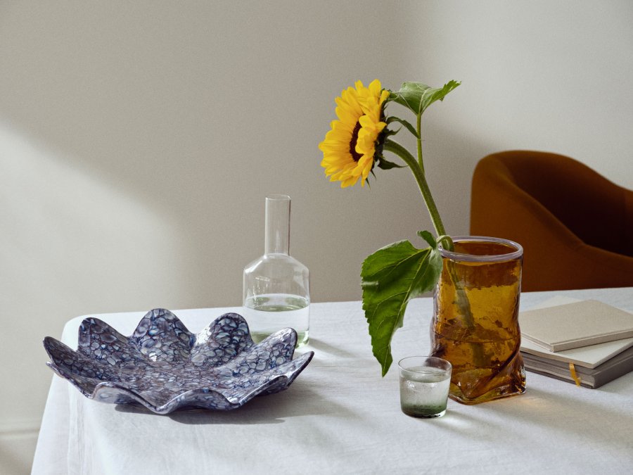 BROSTE COPENHAGEN Lilja Deco tallerken, rund - intense bl og hvid keramik