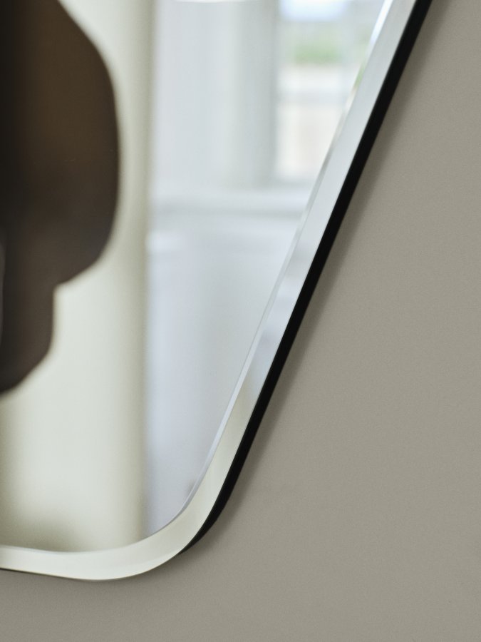 BROSTE COPENHAGEN Ruby vgspejl, heksagon - spejlglas og sort MDF (60x50)