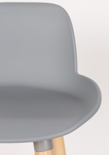 ZUIVER Albert Kuip barstol, m. rygln og fodsttte - lysegr polypropylen/natur ask (65cm)