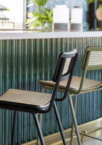 ZUIVER Jort barstol, m. rygln og fodsttte - natur rattan og sort stl (66,5cm)