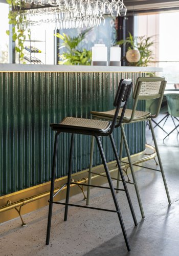 ZUIVER Jort barstol, m. rygln og fodsttte - natur rattan og sort stl (77,5cm)