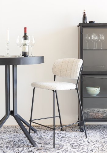 WHITE LABEL LIVING Jolien counterstol, m. rygln og fodsttte - hvid bouclé og sort stl