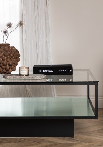 VENTURE DESIGN Maglehem sofabord, m. hylde - klar glas og sort stl (90x90)