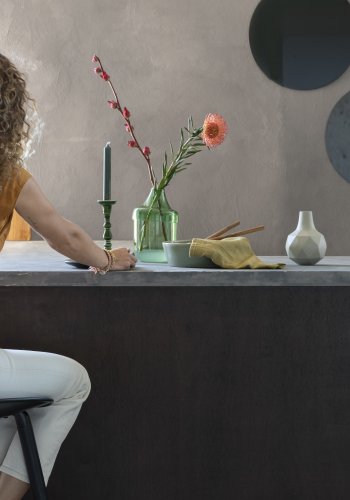 ZUIVER Albert Kuip barstol, m. rygln og fodsttte - sort polypropylen og sort asketr (65cm)