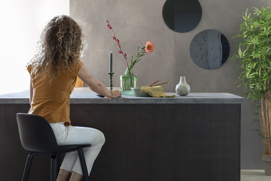 ZUIVER Albert Kuip barstol, m. rygln og fodsttte - sort polypropylen og sort asketr (65cm)