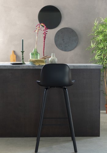 ZUIVER Albert Kuip barstol, m. rygln og fodsttte - sort polypropylen og sort asketr (75cm)