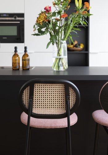 ZUIVER Spike barstol, m. rygln og fodsttte - natur rattan, lyserd polyester og sort stl (64,5cm)