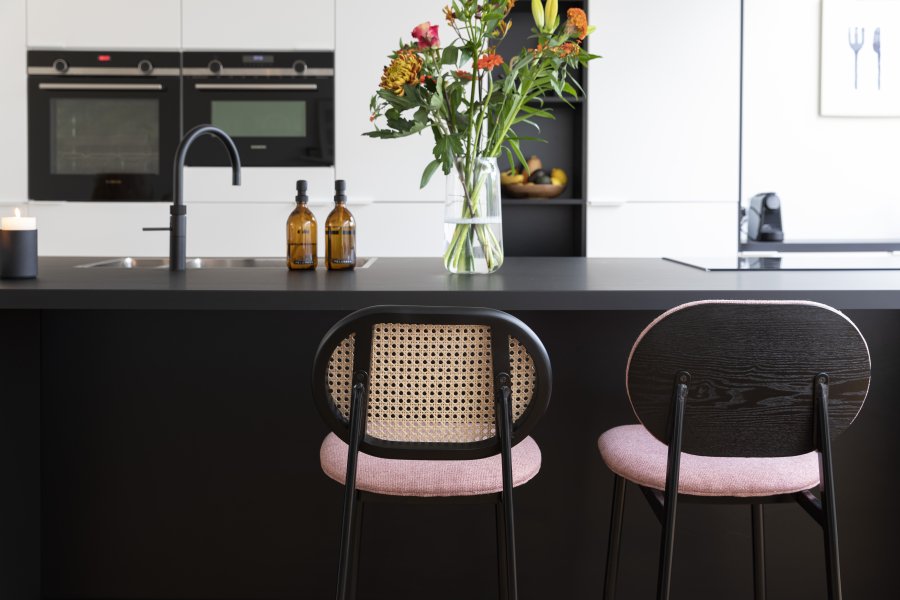 ZUIVER Spike barstol, m. rygln og fodsttte - natur rattan, lyserd polyester og sort stl (64,5cm)