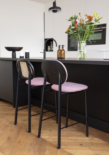 ZUIVER Spike barstol, m. rygln og fodsttte - natur rattan, lyserd polyester og sort stl (64,5cm)