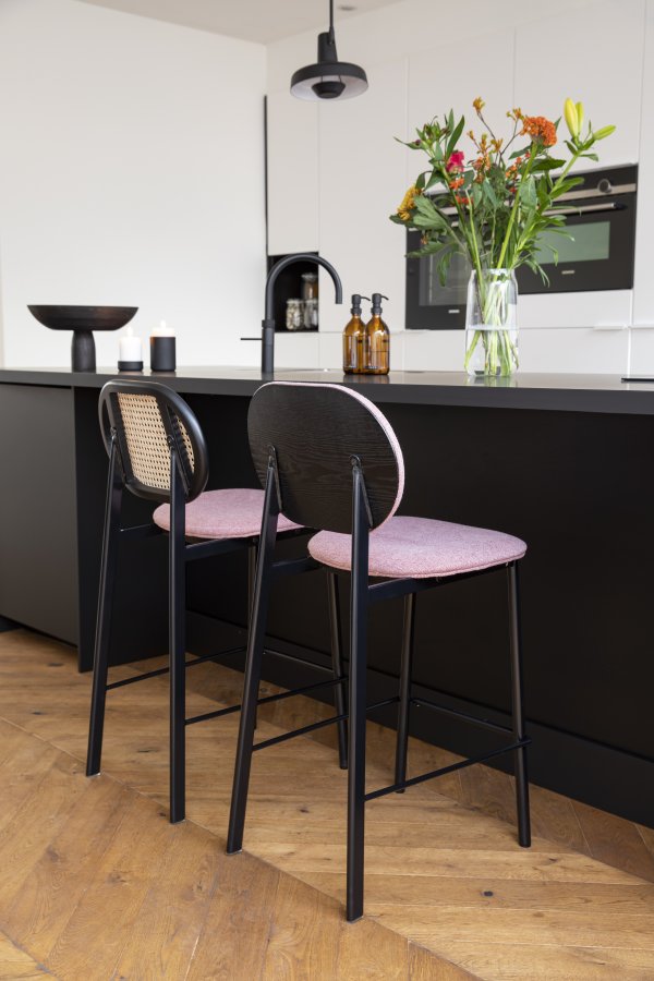 ZUIVER Spike barstol, m. rygln og fodsttte - natur rattan, lyserd polyester og sort stl (64,5cm)