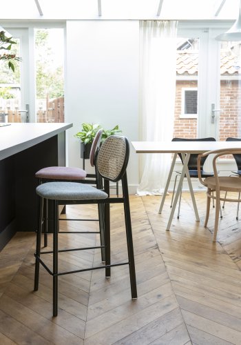 ZUIVER Spike barstol, m. rygln og fodsttte - natur rattan, gr polyester og sort stl (64,5cm)