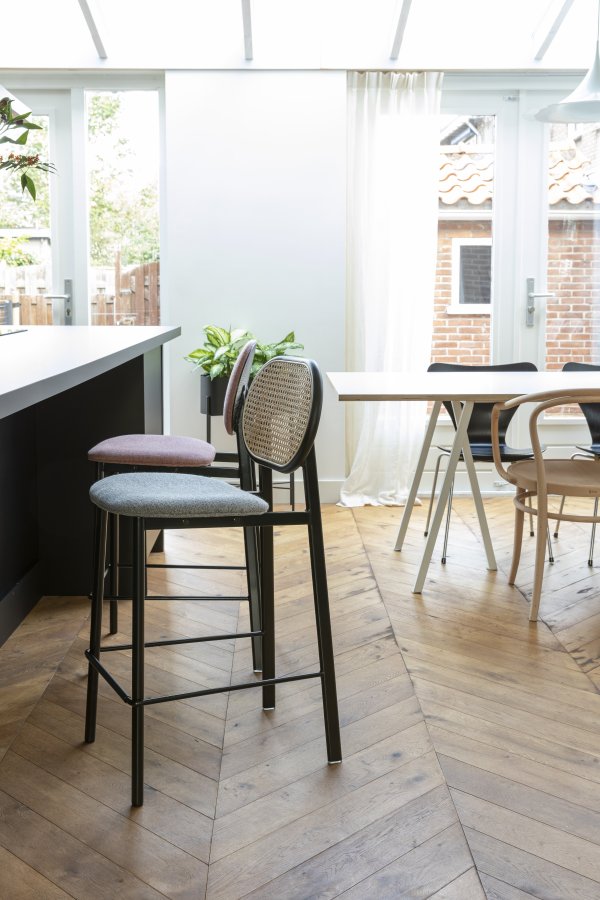 ZUIVER Spike barstol, m. rygln og fodsttte - natur rattan, gr polyester og sort stl (64,5cm)