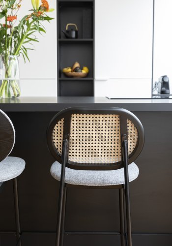 ZUIVER Spike barstol, m. rygln og fodsttte - natur rattan, gr polyester og sort stl (64,5cm)