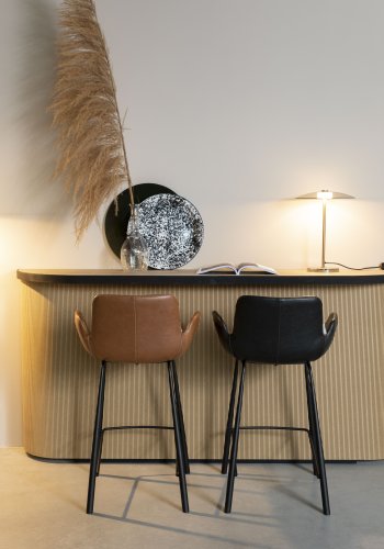 ZUIVER Brit LL barstol, m. rygln, armln og fodsttte - brun PU og sort stl