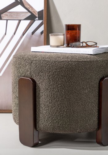 VENTURE DESIGN Coffey puf, rund - mrkegr bouclé polyester og mrkebrun gummitr (52,5)