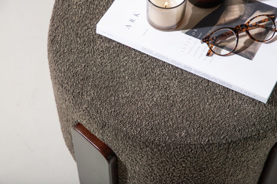VENTURE DESIGN Coffey puf, rund - mrkegr bouclé polyester og mrkebrun gummitr (52,5)