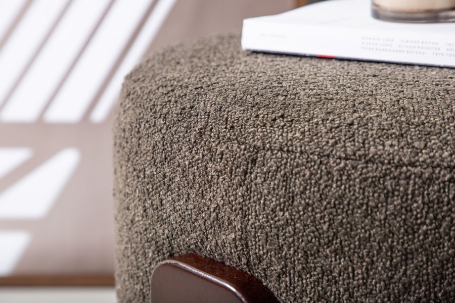 VENTURE DESIGN Coffey puf, rund - mrkegr bouclé polyester og mrkebrun gummitr (52,5)