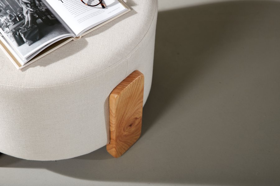 VENTURE DESIGN Coffey puf, rund - hvid hr/polyester og natur gummitr (52,5)