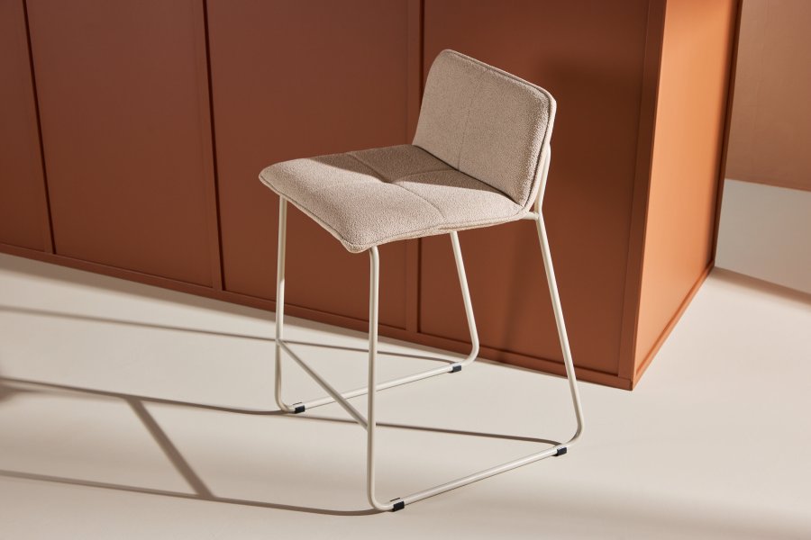 VENTURE DESIGN Bisbee barstol, m. rygln og fodsttte - beige bouclé stof og stl