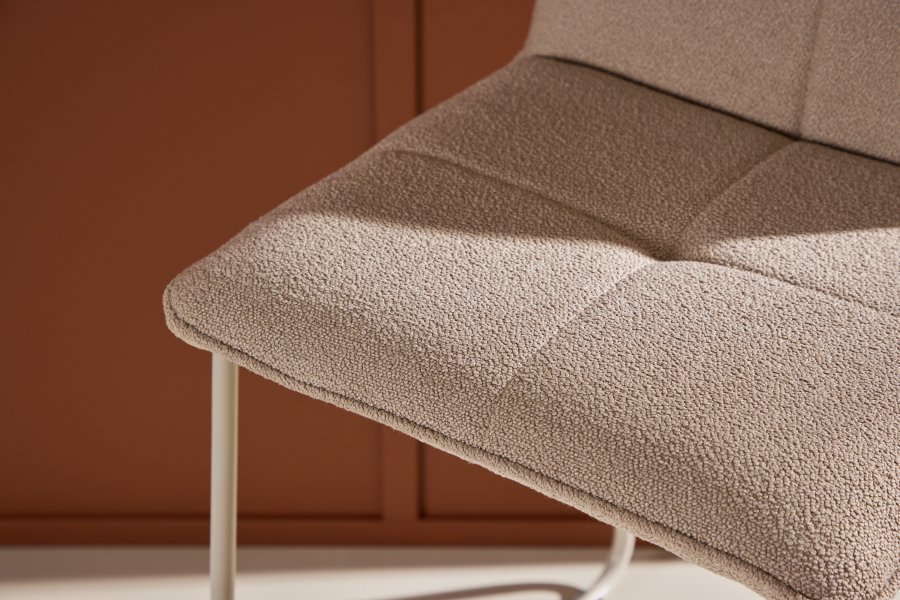 VENTURE DESIGN Bisbee barstol, m. rygln og fodsttte - beige bouclé stof og stl