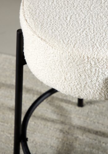 VENTURE DESIGN Tucson barstol, m. fodsttte - hvid bouclé stof og sort stl
