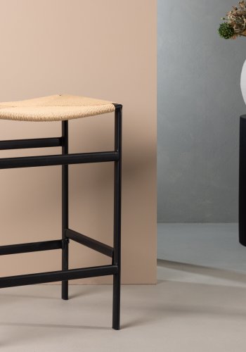 VENTURE DESIGN Polly barstol, m. fodsttte - natur rattan/gummitr og sort stl