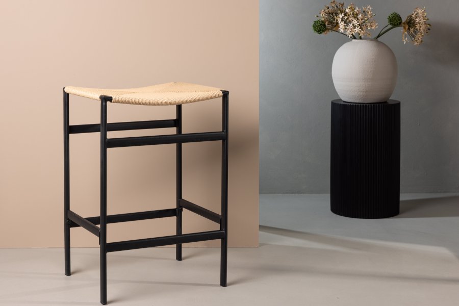 VENTURE DESIGN Polly barstol, m. fodsttte - natur rattan/gummitr og sort stl