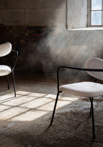 VENTURE DESIGN Duffy lnestol - hvid bamsestof og sort stl