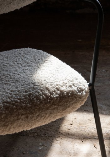 VENTURE DESIGN Duffy lnestol - hvid bamsestof og sort stl