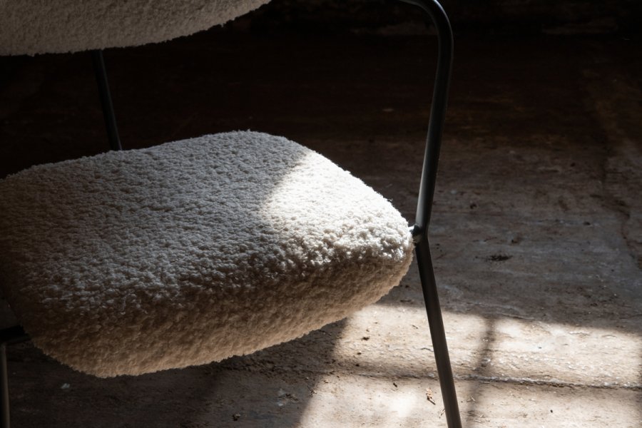 VENTURE DESIGN Duffy lnestol - hvid bamsestof og sort stl